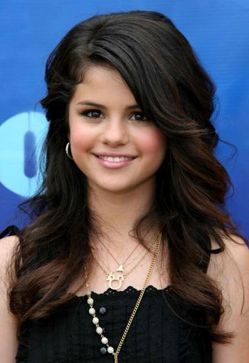 Selena Gomez's Long Wavy Lace Wig - Click Image to Close