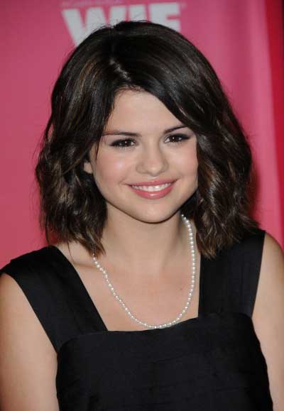 Selena Gomez's Medium Wavy Hairstyle Wig