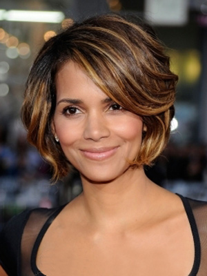 Halle Berry's Female Side Parting Brown Wavy Wig - Click Image to Close